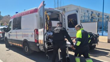 Agentes de la Policía Local y sanitarios trasladan al afectado al interior de una ambulancia