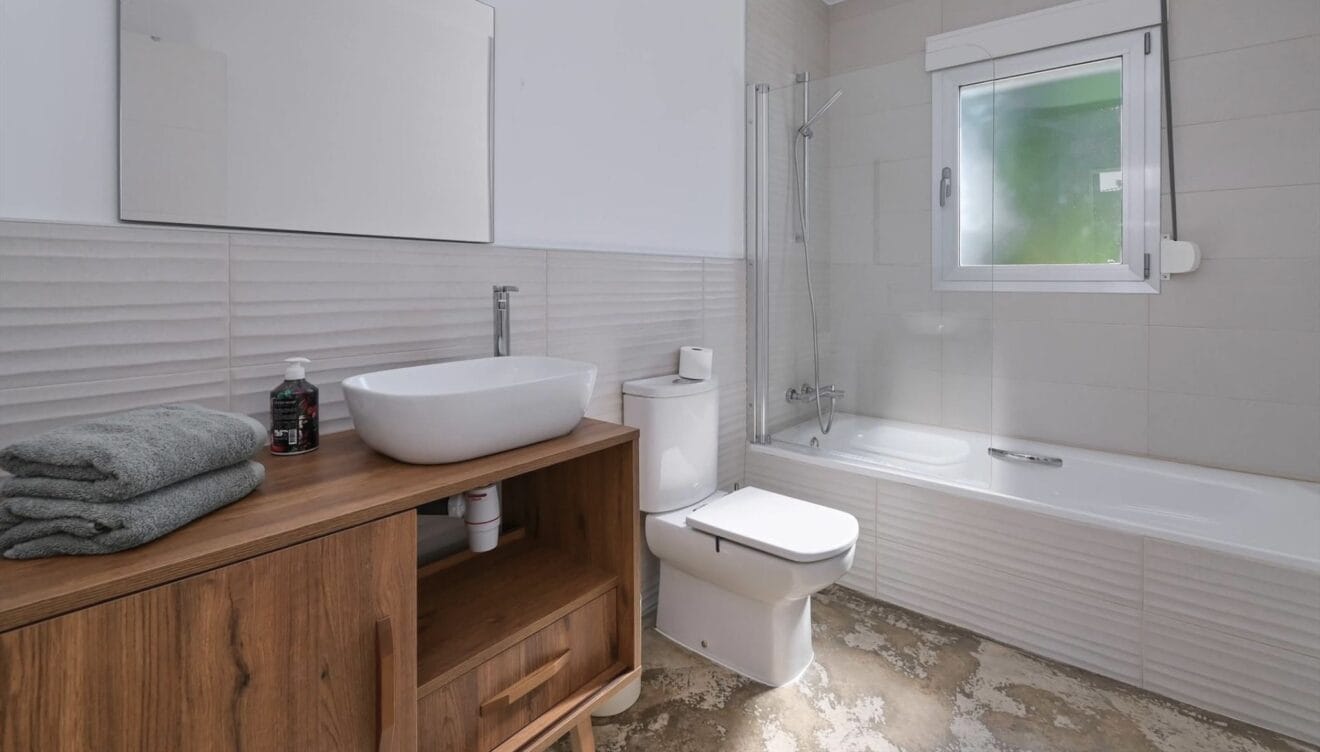 Aseo funcional con combinación de bañera y ducha para mayor comodidad