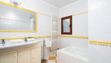 Baño completo con diseño funcional y acabados modernos