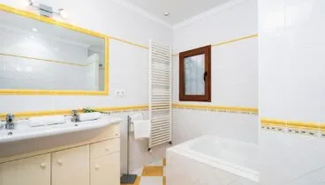 Baño completo con diseño funcional y acabados modernos