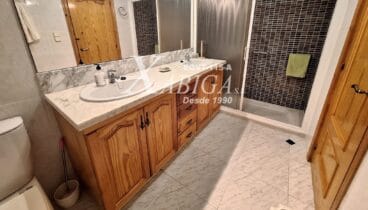 Baño completo con ventilación natural y distribución funcional
