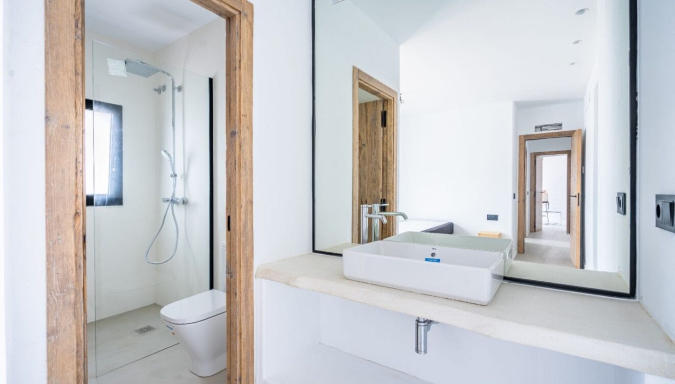 Baño contemporáneo con distribución funcional