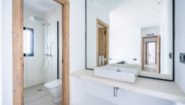 Baño contemporáneo con distribución funcional