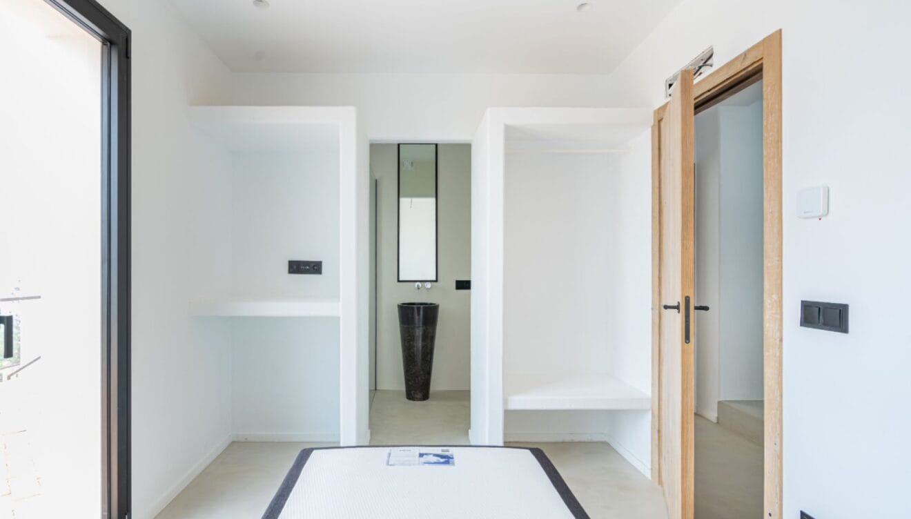 Baño en suite con diseño elegante y moderno