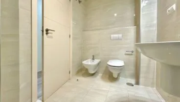 Baño luminoso con acabados de calidad y estilo moderno