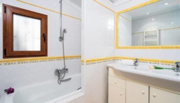 Baño luminoso y cómodo equipado para una estancia confortable