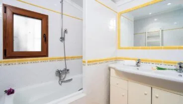 Baño luminoso y cómodo equipado para una estancia confortable