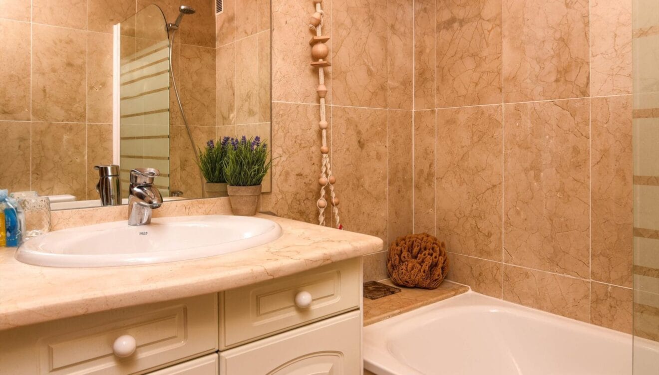 Baño moderno con acabados actuales y funcionales