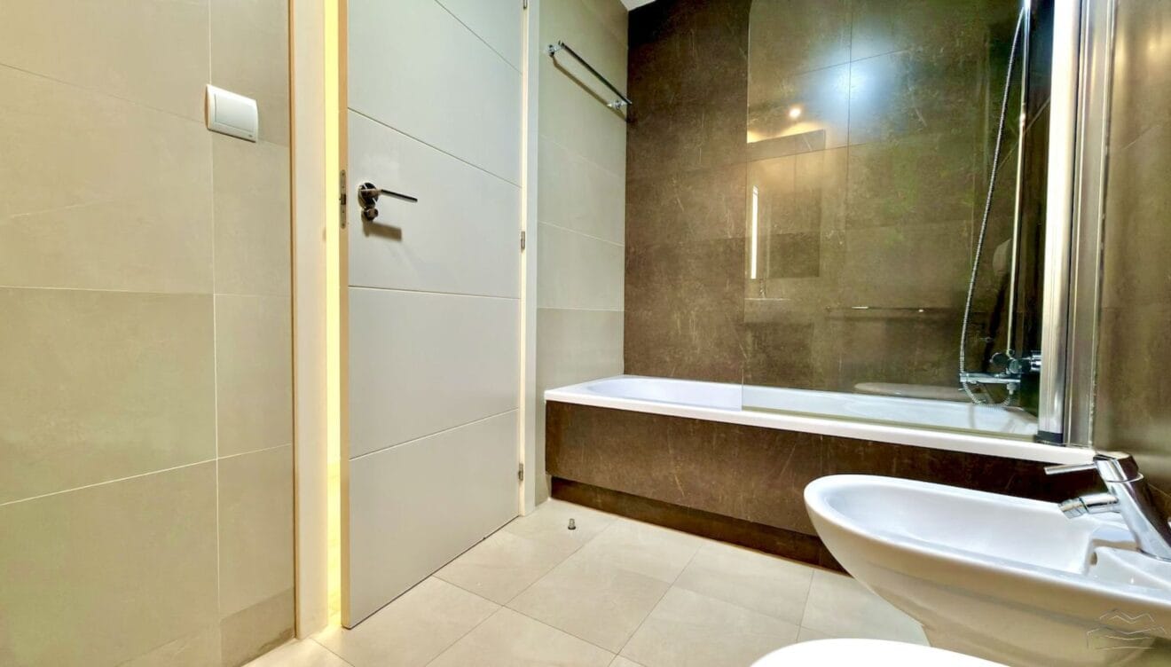 Baño principal con acabados modernos y estilo sofisticado