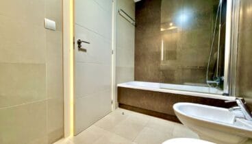 Baño principal con acabados modernos y estilo sofisticado