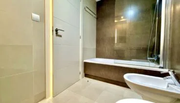 Baño principal con acabados modernos y estilo sofisticado