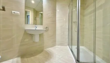 Baño reformado con detalles elegantes y funcionales