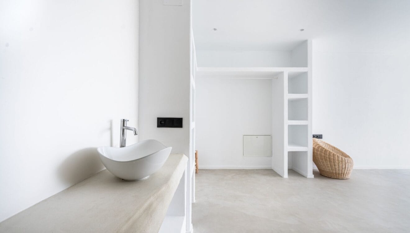 Baños amplios con diseño práctico y sofisticado