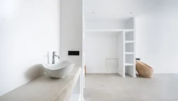 Baños amplios con diseño práctico y sofisticado