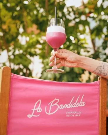 Bebidas frías frente al mar disfruta de cócteles y cervezas en La Bandideta