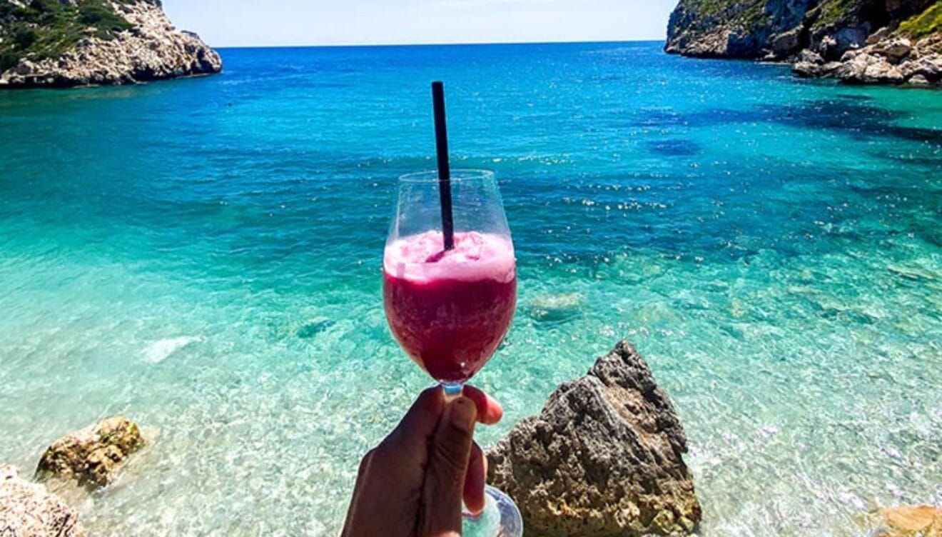Bebidas para el tardeo en Cala Granadella frescura y sabor frente al Mediterráneo