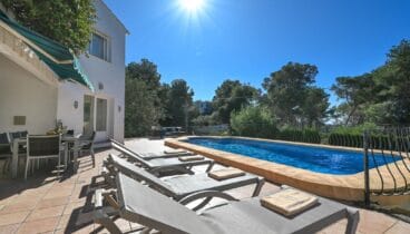 Casa con piscina privada y zonas de sombra en el jardín