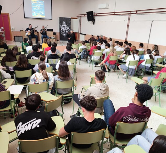 Imagen: Charla en el IES Antoni Llidó