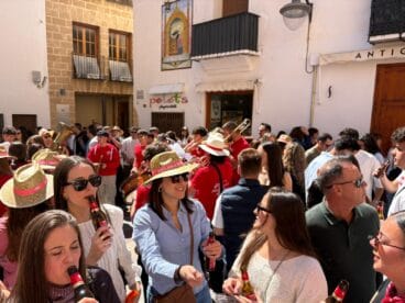 Cientos de personas acuden al encuentro de Fira d’Associacions de Pascua en Xàbia (1)