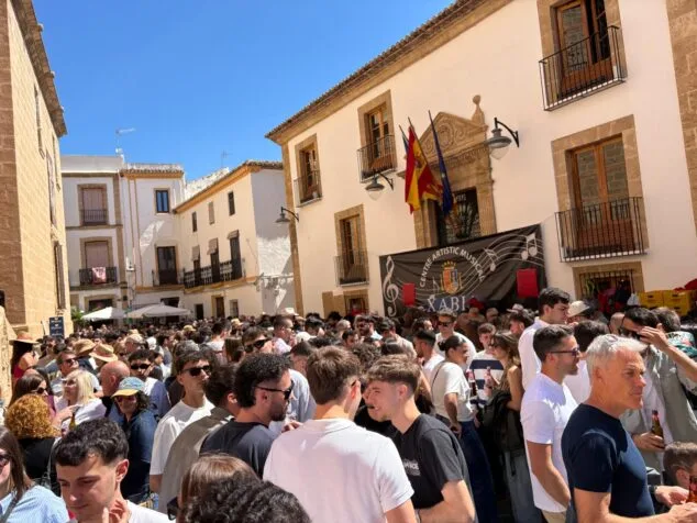 Imagen: Cientos de personas acuden al encuentro de Fira d'Associacions de Pascua en Xàbia