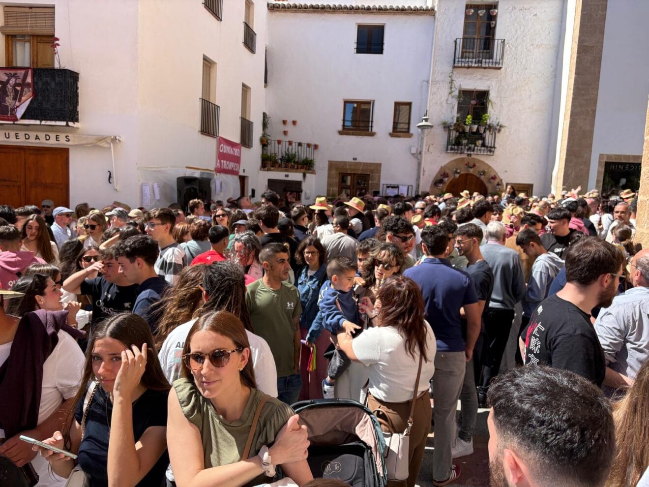 Cientos de personas acuden al encuentro de Fira d'Associacions de Pascua en Xàbia (3)