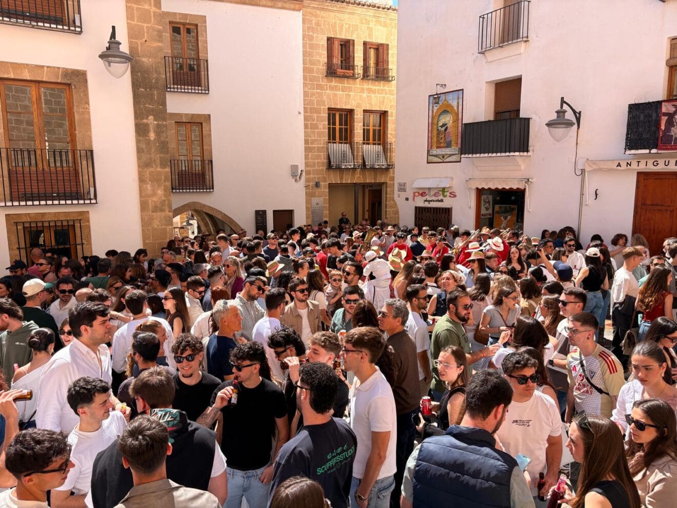 Cientos de personas acuden al encuentro de Fira d'Associacions de Pascua en Xàbia