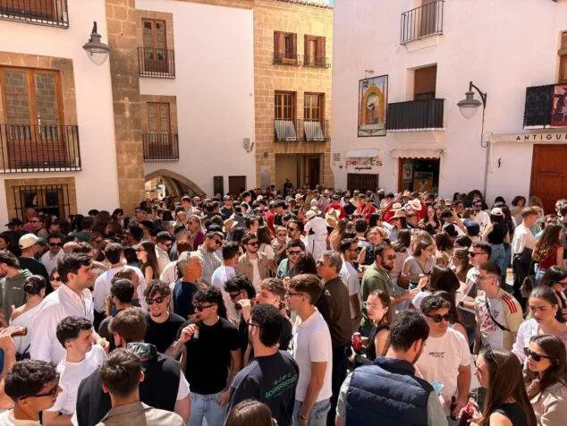 Imagen: Cientos de personas acuden al encuentro de Fira d'Associacions de Pascua en Xàbia