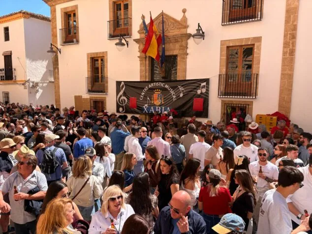 Imagen: Cientos de personas acuden al encuentro de Fira d'Associacions de Pascua en Xàbia