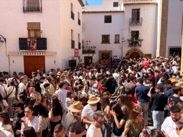 Cientos de personas acuden al encuentro de Fira d’Associacions de Pascua en Xàbia (7)