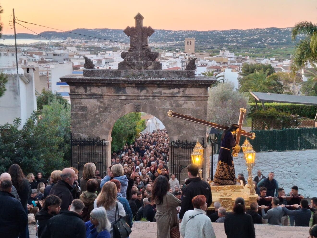 Cientos de personas participan en el Viacrucis al Calvari (1)