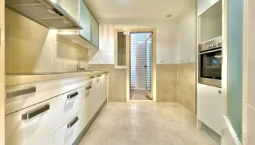 Cocina abierta con acabados contemporáneos y gran funcionalidad