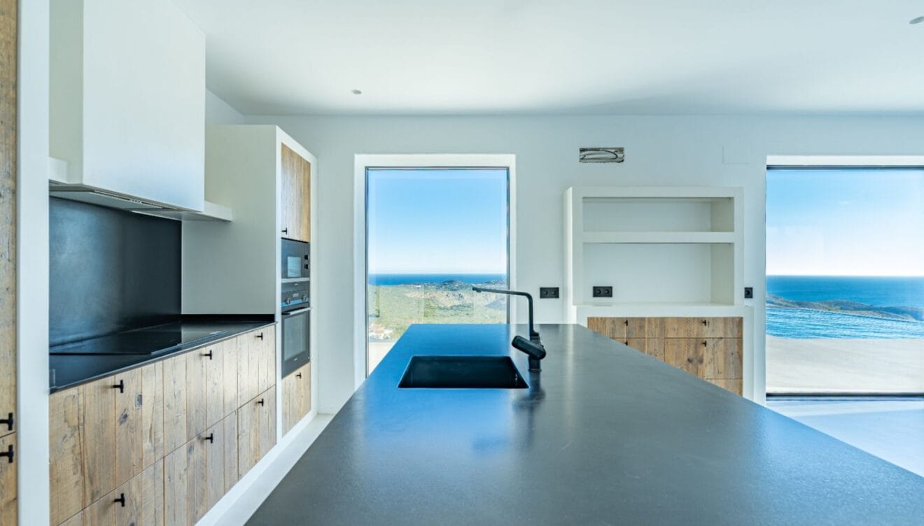 Cocina abierta con isla central totalmente equipada