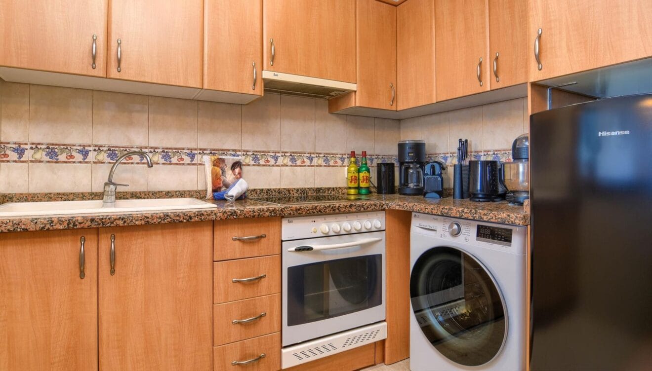 Cocina abierta equipada con diseño moderno y funcional