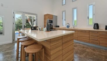 Cocina de concepto abierto con placa de inducción y equipamiento completo