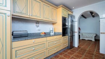 Cocina equipada y funcional con acceso directo al comedor