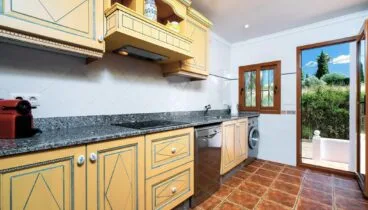 Cocina funcional abierta al comedor