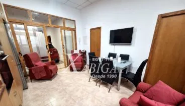 Cocina independiente espaciosa con mobiliario de madera clásica