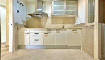 Cocina moderna equipada con diseño práctico y luminoso