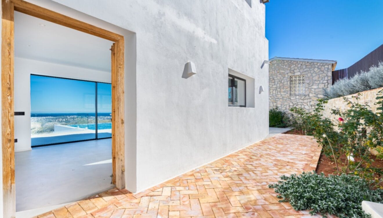 Cocina moderna integrada en espacio abierto funcional