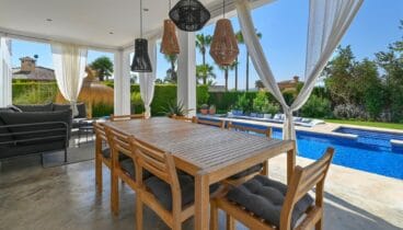 Comedor de verano bajo porche cubierto ideal para cenas familiares