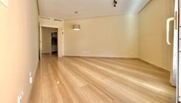 Comedor elegante integrado en un espacio moderno y funcional