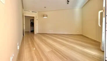 Comedor elegante integrado en un espacio moderno y funcional