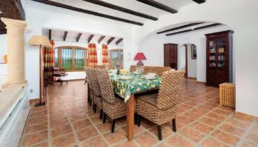 Comedor interior conectado con cocina equipada