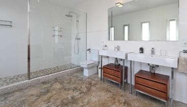 Cuarto de baño principal con ducha moderna y acabados de calidad