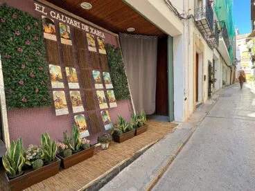 Decoración del Carrer En Forn por Semana Santa