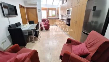 Detalle de la cocina con luz natural y acabados de calidad