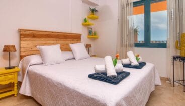 Dormitorio acogedor con armarios empotrados para descanso