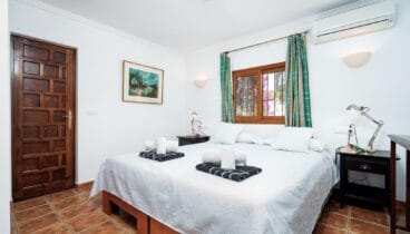 Dormitorio amplio y luminoso con ambiente tranquilo para el descanso