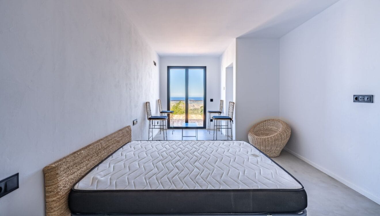 Dormitorio principal con baño en suite y acceso a terraza