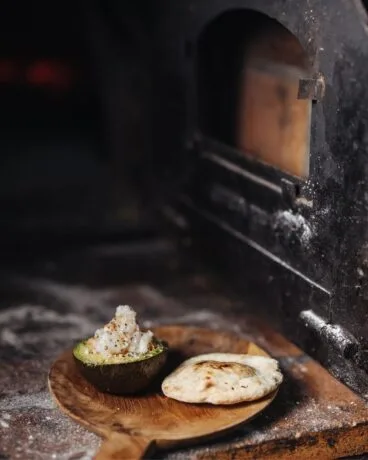 El horno de leña en La Bandideta tradición y sabor frente al mar Mediterráneo